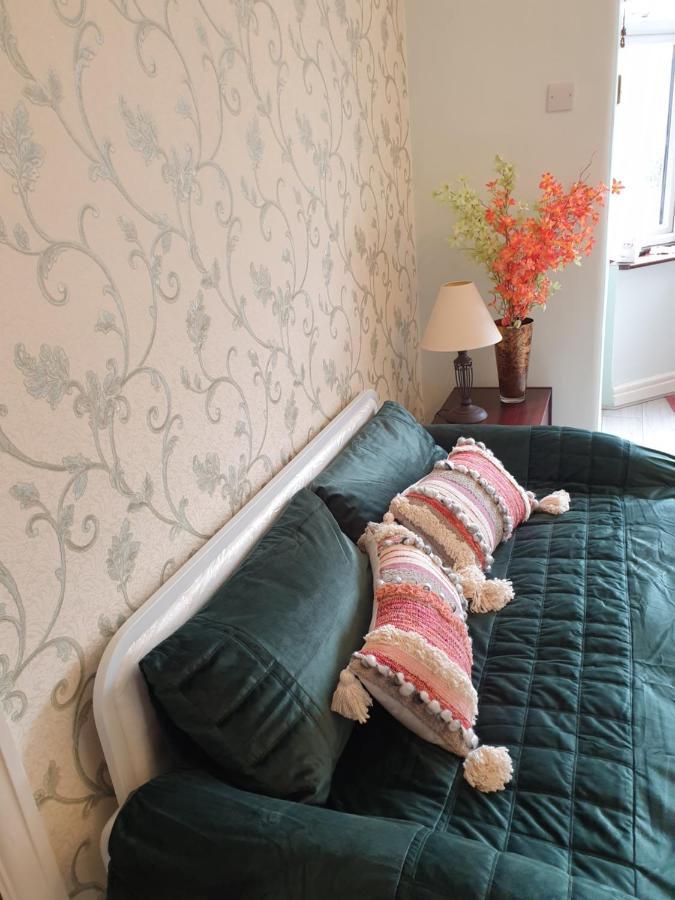 Beautiful Double En-Suite Room, Separate Entrance, Ilford, Central Line Gants Hill, Free Parking Экстерьер фото