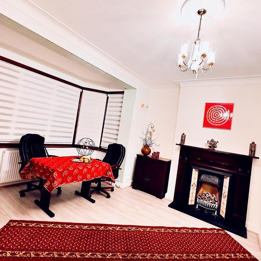 Beautiful Double En-Suite Room, Separate Entrance, Ilford, Central Line Gants Hill, Free Parking Экстерьер фото