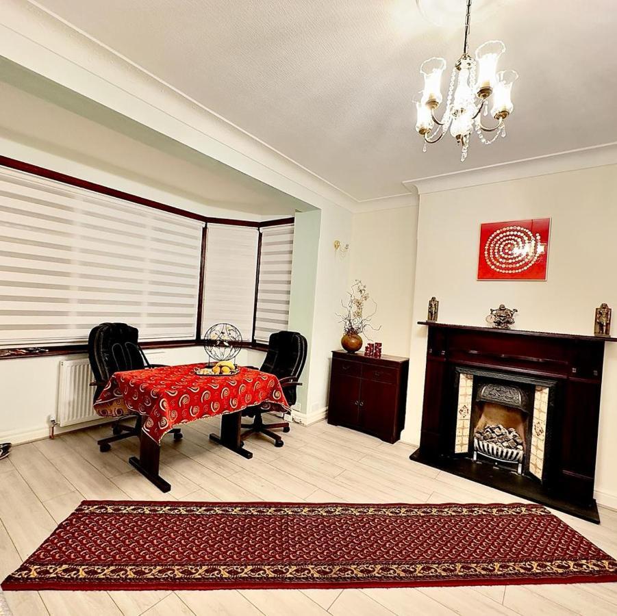 Beautiful Double En-Suite Room, Separate Entrance, Ilford, Central Line Gants Hill, Free Parking Экстерьер фото